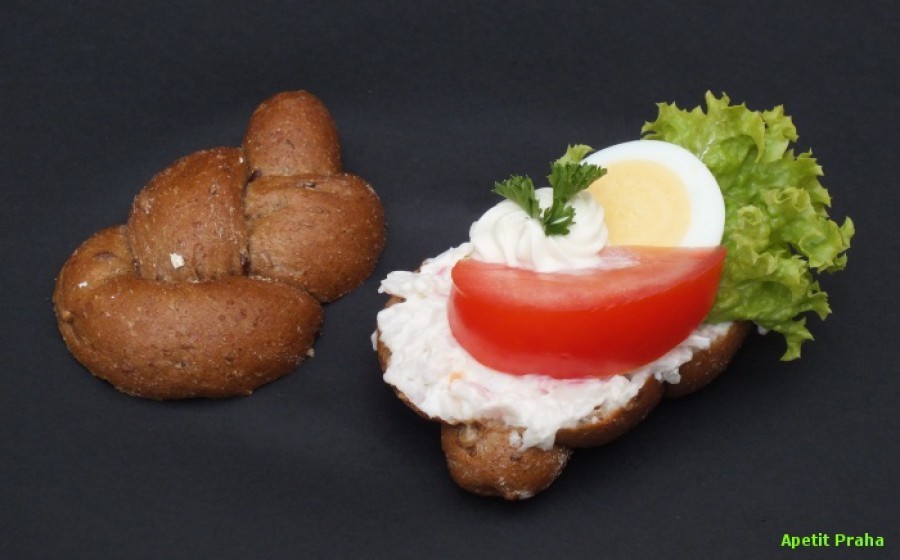 Tmavá banketní houstička s krabím salátem surimi