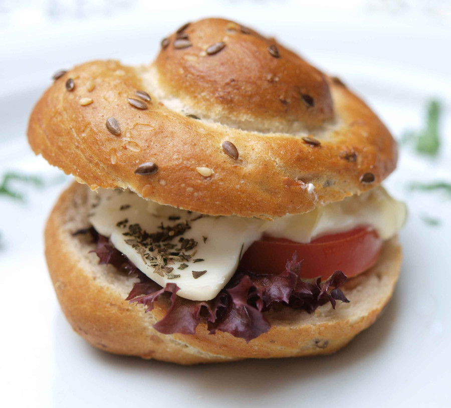 Tmavá banketní houstička s mozzarellou a rajčaty