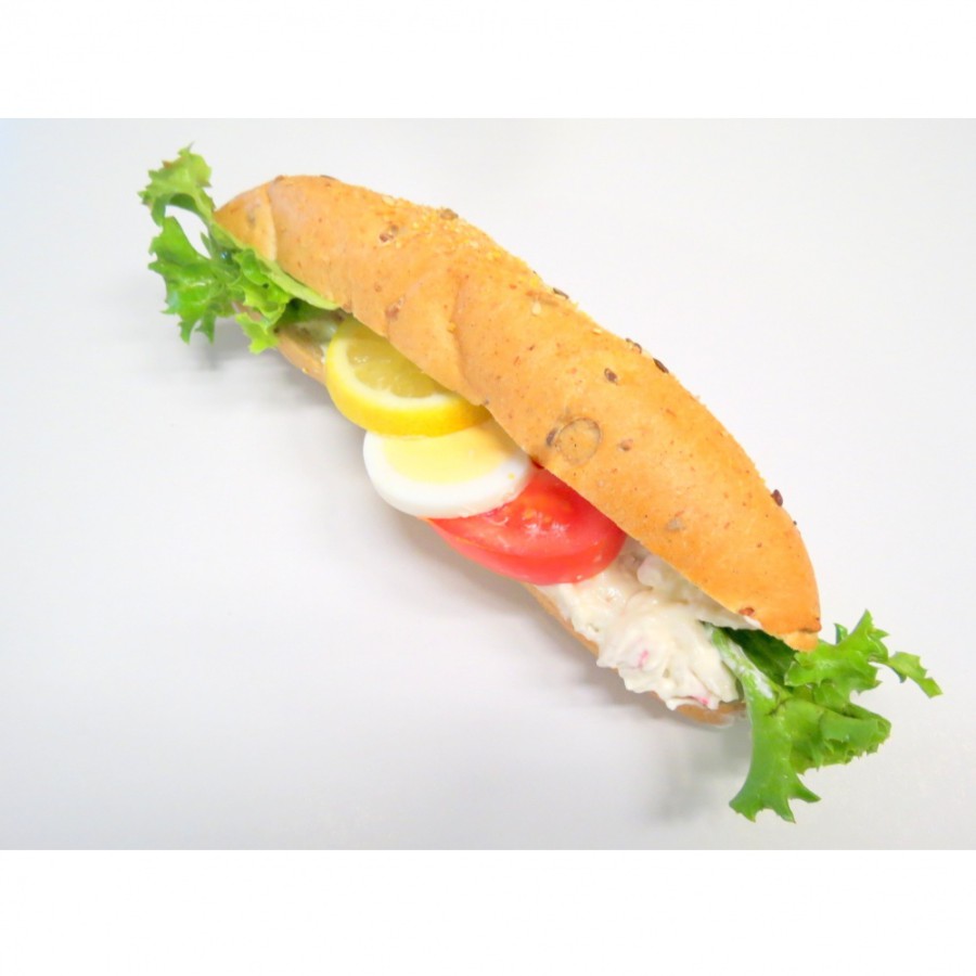 Celozrnný rohlík s krabím salátem surimi