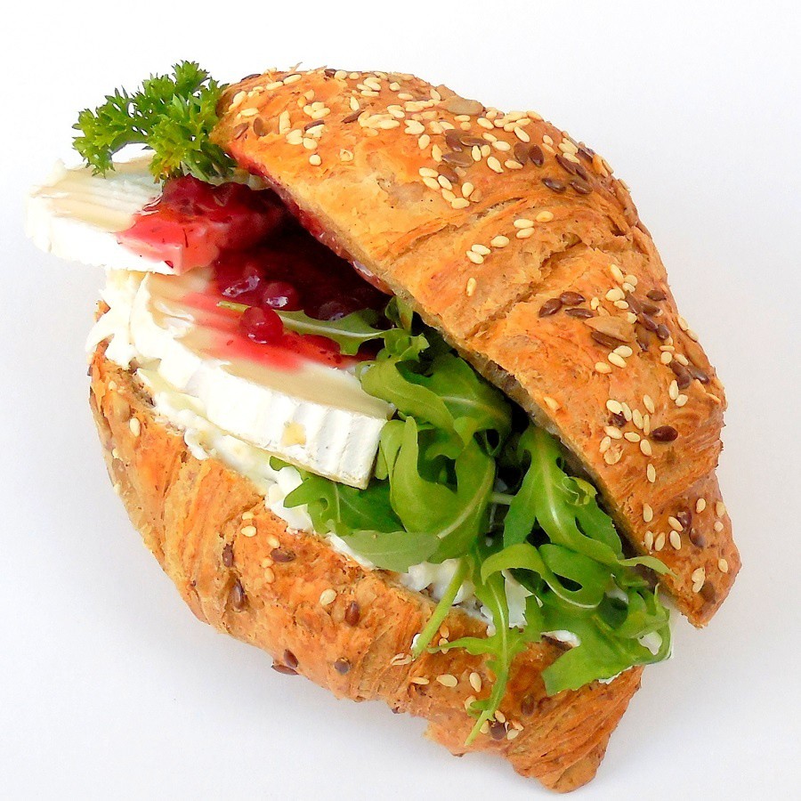 Croissant s kozím sýrem, brusinkami a rukolou