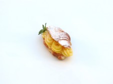 Sladký mini croissant s vanilkovým krémem