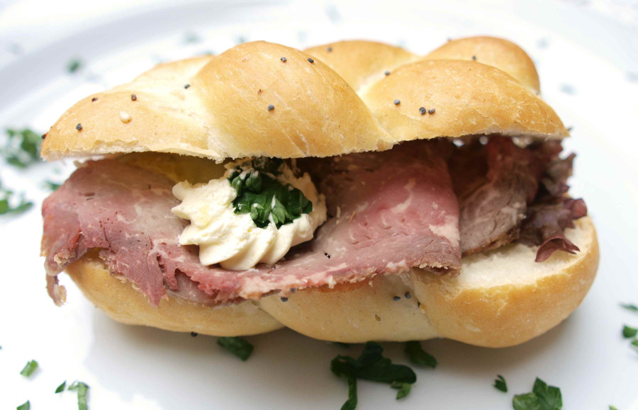 Světlá banketní houstička s roastbeefem na křenovém dresinku
