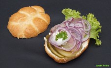 Bezlaktózová světlá banketní houstička s roastbeefem na majonézovém křenovém dresinku